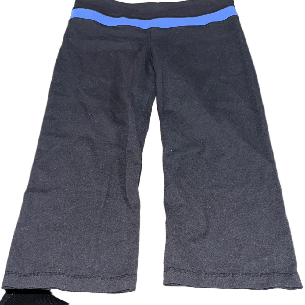 Lululemon sz 6 Black and Blue cropped leggings
